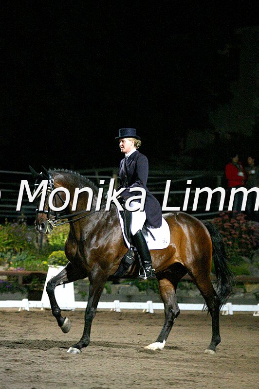 098L3869_Katja Ruesche.jpg - Katja Rüsch mit Ihrem Pferd Dragon in der Kür S Prix St. Georg bei Flutlicht am SamstagFoto monika limmer